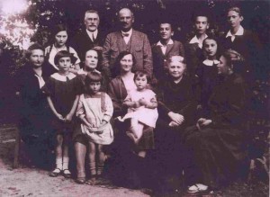 Maria z Grabskich Piątkowska z rodziną w jej majątku Dębsko latem ok. 1928 r. Maria Piątkowska siedzi z najmłodszą wtedy córką Teresą Piątkowską na kolanach, nad nią stoi jej mąż Antoni Piątkowski, od lewej (siedzi) Kazimiera z Szafarkiewiczów Bełżyńska, stoi córka Krystyna później Plewakowa, siedzi Leontyna Piątkowska, siostra Antoniego, stoi córka Natalia, później Sentkowska. Po drugiej stronie siedzi ciocia Zenobia ze Śniechowskich Czerwińska, stoi córka Bronisława później Kinastowska, oraz  siedzi bokiem Maria z Lemańskich Śniechowska, żona Edmunda Śniechowskiego stojącego obok Antoniego Piątkowskiego. W lewo od Edmunda Śniechowskiego stoi Bogna ze Śniechowskich później Kurnatowska, zaś po drugiej stronie od ojca Antoniego i Marii Piątkowskich: Stanisław i Jan Piątkowscy oraz Stach Bełżyński.