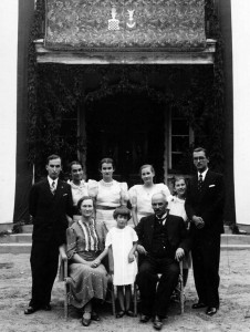 Srebrne Wesele w Dębsku w czerwcu 1937 r. zdjęcie Marii i Antoniego Piątkowskich  z wszystkimi dziećmi (od lewej): Jan, Bronisława, Krystyna, Natalia, Teresa, Stanisław i - pomiędzy rodzicami – Marysia.